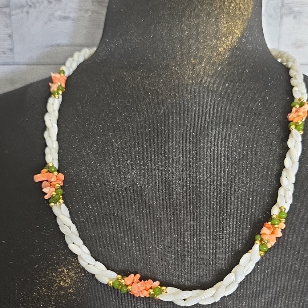Vintage Mother of Pearl Necklace with Salmon Pink Coloured Shell Chips - Picture 2 of 7